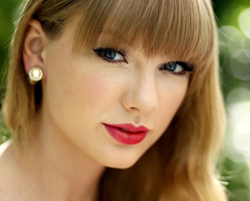 Taylor Swift - Height, Weight, Bra Size, Measurements & Bio